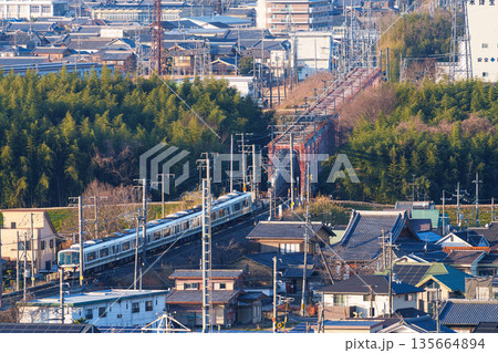 木津川の橋梁を渡るJR奈良線の電車　京都府木津川市城山台城址公園からの眺め㉕ 135664894