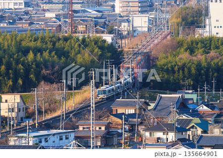 木津川の橋梁を渡るJR奈良線の電車 京都府木津川市城山台城址公園からの眺め㉜ 木津川の橋梁を渡るJR奈良線の電車 京都府木津川市城山台城址公園からの眺め㉜ 135664901