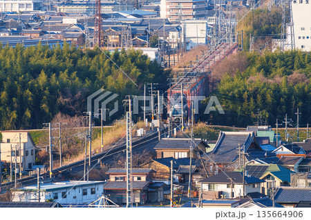 木津川の橋梁を渡るJR奈良線の電車　京都府木津川市城山台城址公園からの眺め㊲ 135664906