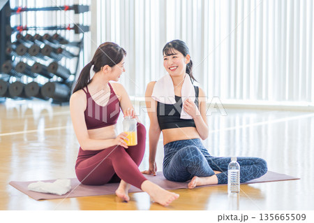 トレーニング後の女性　撮影協力：「スポーツクラブ&サウナスパ ルネサンス 幕張24」 135665509