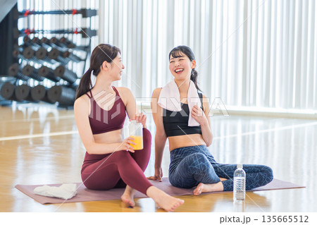 トレーニング後の女性　撮影協力：「スポーツクラブ&サウナスパ ルネサンス 幕張24」 135665512