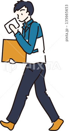 伝票を見ながら箱を運ぶ作業服の男性のイラスト 青色の制服 伝票を見ながら箱を運ぶ作業服の男性のイラスト 青色の制服 135665653
