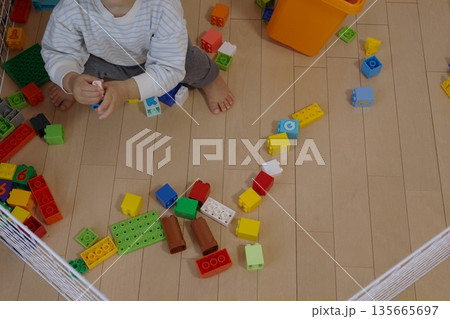 ブロック遊びに夢中な幼児の真上からの風景 135665697
