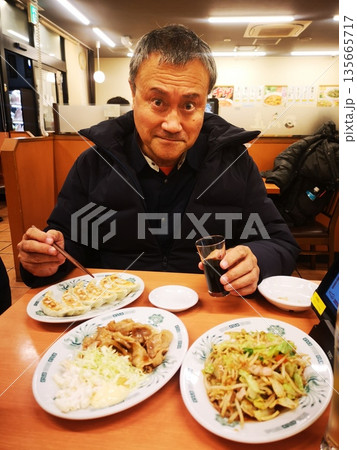 中華食堂で晩酌する中年男性 135665717