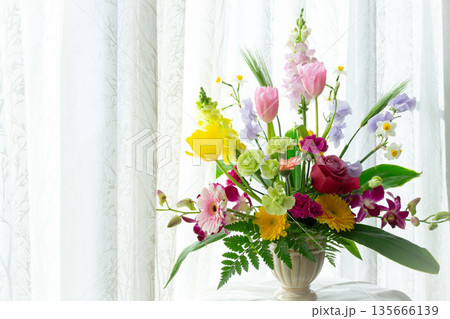 窓辺の豪華なフラワーアレンジメント 135666139