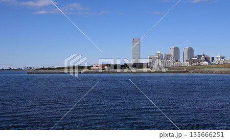 検見川浜北突堤から見た幕張新都心のビル群 135666251