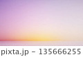 夕日のようなグラデーションの背景 135666255