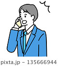 驚いた表情でスマホで電話をするスーツ姿の若い男性のイラスト 135666944