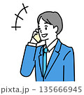 笑顔でスマホで会話するスーツ姿の男性のイラスト 135666945