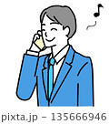 笑顔でスマホで通話しているスーツ姿の男性のイラスト 135666946