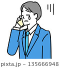 スマホで電話中に泣いている若いビジネスマンのイラスト 135666948