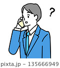 スマホで疑問に思うスーツ姿の男性のイラスト 135666949