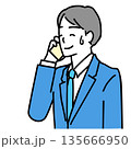 スマホで困った表情で話すスーツの男性のイラスト 135666950