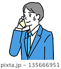 スマホで電話中、汗が出る若いビジネスマンのイラスト 135666951