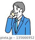 スマホで電話中に困った表情をする若いビジネスマンのイラスト 135666952