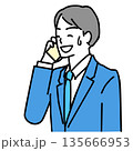 作り笑いをしてスマホで電話する若いサラリーマンのイラスト 135666953