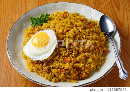 目玉焼きとドライカレー 135667033