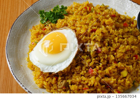 目玉焼きとドライカレー 135667034