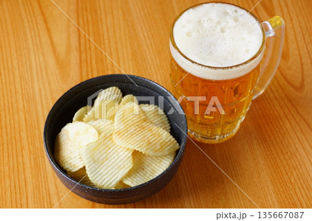 ビールとポテトチップス ビールとポテトチップス 135667087