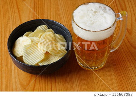 ビールとポテトチップス 135667088