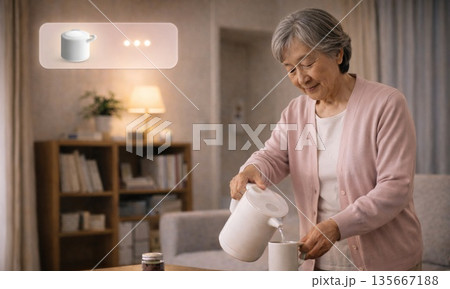 見守り機能付き電気ポットを使う日本人高齢女性の生活 135667188