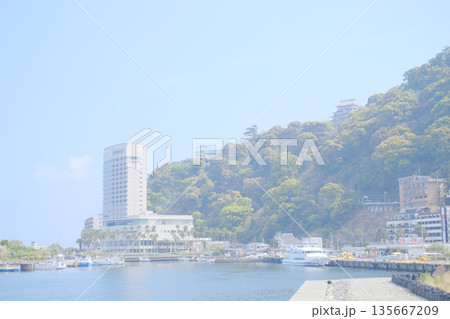 春の熱海の光景 135667209
