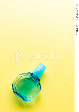 目薬　黄色背景 135667308