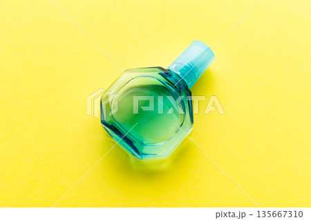 目薬　黄色背景 135667310