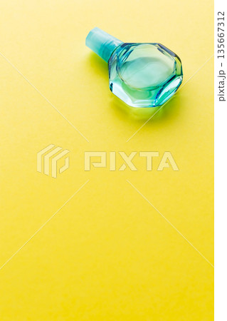 目薬　黄色背景 135667312