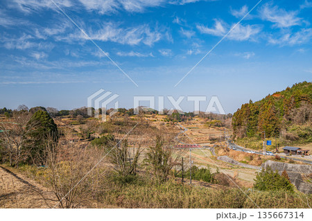 明日香村稲渕の棚田冬景色　日本の棚田百選　奈良県 135667314