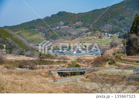 明日香村稲渕の棚田冬景色　日本の棚田百選　奈良県 135667323