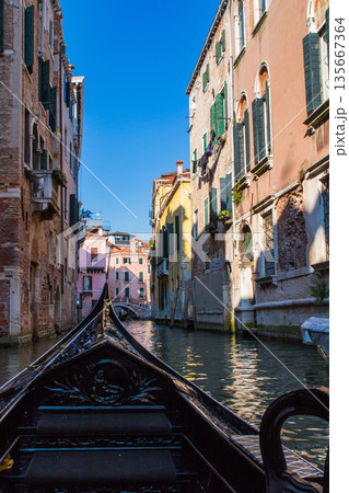 ゴンドラからの街並み(イタリア-ベネチア) ゴンドラからの街並み(イタリア-ベネチア) 135667364