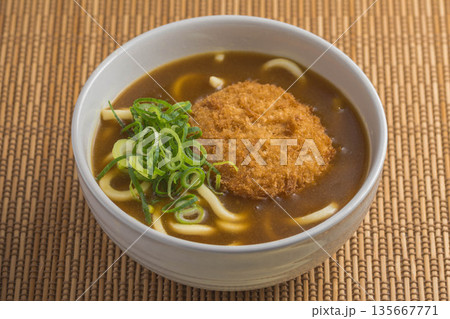 カレーコロッケうどん カレーコロッケうどん 135667771