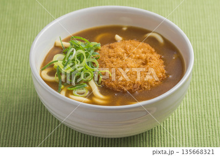 カレーコロッケうどん 135668321