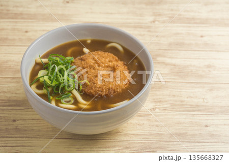 カレーコロッケうどん カレーコロッケうどん 135668327