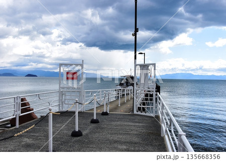 滋賀県高島市　今津港の竹生島行き観光船のりば桟橋と琵琶湖 135668356