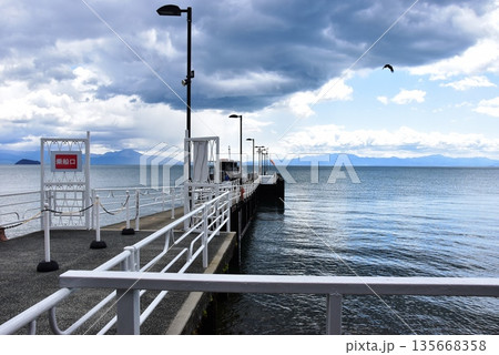 滋賀県高島市　今津港の竹生島行き観光船のりば桟橋と琵琶湖 135668358