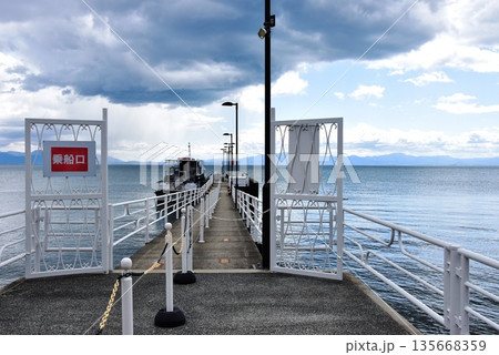 滋賀県高島市 今津港の竹生島行き観光船のりば桟橋と琵琶湖 滋賀県高島市 今津港の竹生島行き観光船のりば桟橋と琵琶湖 135668359