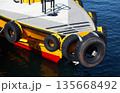 晴れた日の港に停泊している黄色い船 135668492
