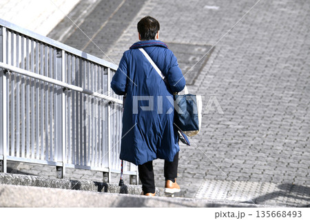 日本の横浜都市景観階段…高齢化社会 杖の高齢女性(マ姿) 階段を下りるのも一苦労のようだ。急で怖い… 日本の横浜都市景観階段…高齢化社会 杖の高齢女性(マ姿) 階段を下りるのも一苦労のようだ。急で怖い… 135668493