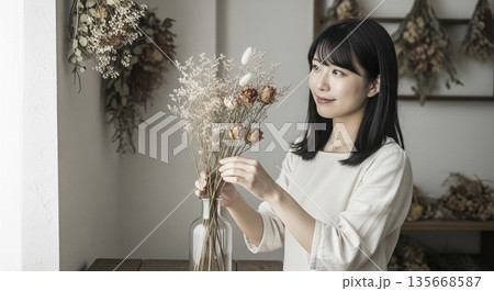 部屋でドライフラワーを花瓶に飾る丁寧な暮らしの女性 インテリアのイラスト素材 [135668587] - PIXTA