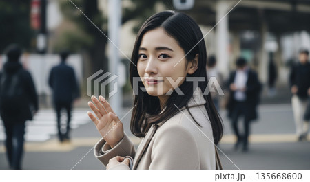 別れ際に笑顔で手を振る日本人女性 バイバイ お見送り 街角のイラスト素材 [135668600] - PIXTA