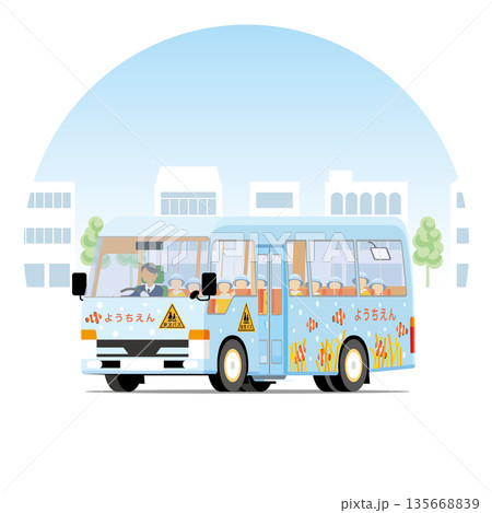 街を走る幼稚園の水色の送迎バス（斜め前向き）と園児たち 135668839