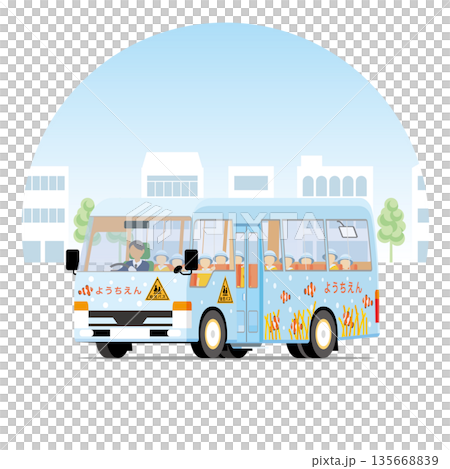 街を走る幼稚園の水色の送迎バス（斜め前向き）と園児たち 135668839