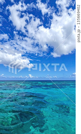 《AI画像》美しい青い海と空 135669402