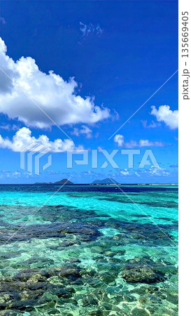 《AI画像》美しい青い海と空 135669405