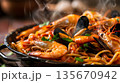 湯気立ちのぼる海鮮パスタのクローズアップ 135670942