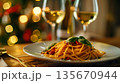 クリスマスの特別なパスタディナーとワイン 135670944
