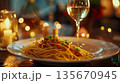 キャンドルの光とパスタのロマンチックなディナー 135670945