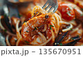 フォークですくった海老のトマトソースパスタ 135670951